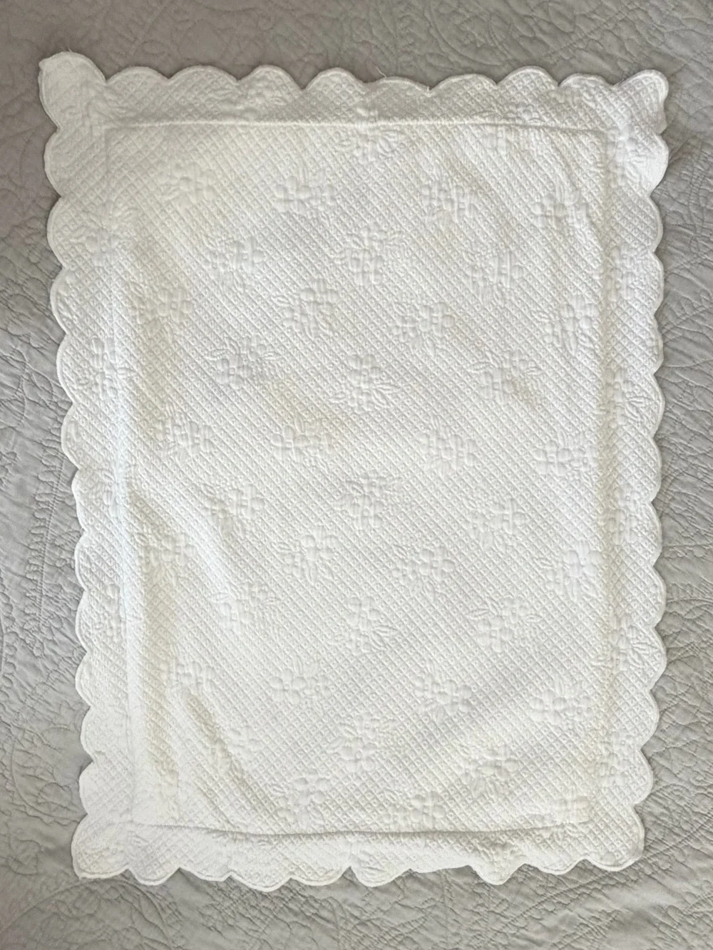 White Quilted Scalloped Edge Pillow Shams - 2 Standard size